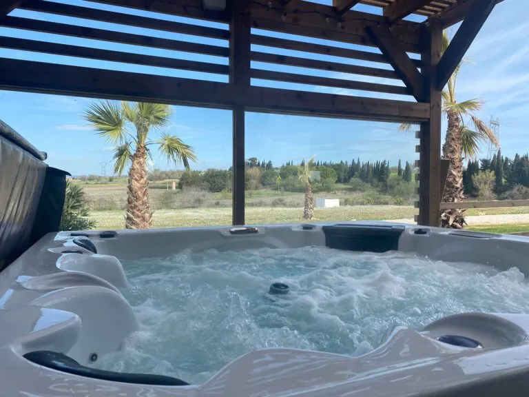 Le jacuzzi du Domaine Font Castel