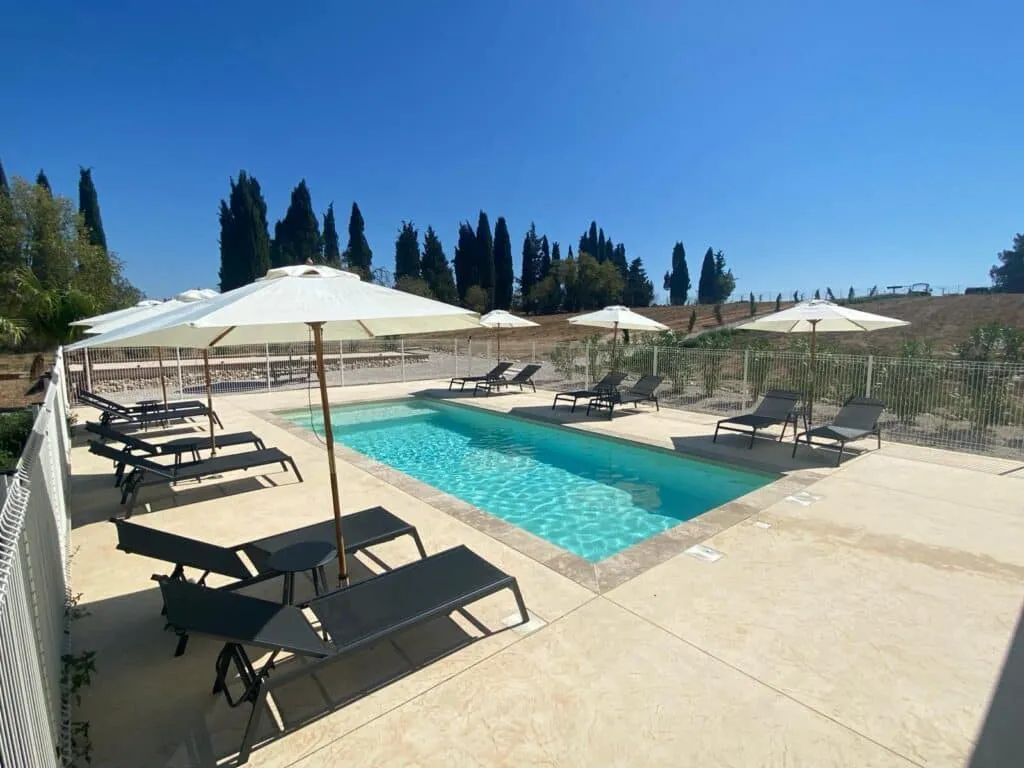 La piscine du Domaine Font Castel